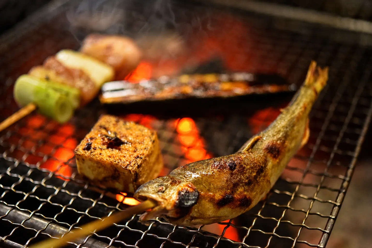 炭火で焼くアマゴ