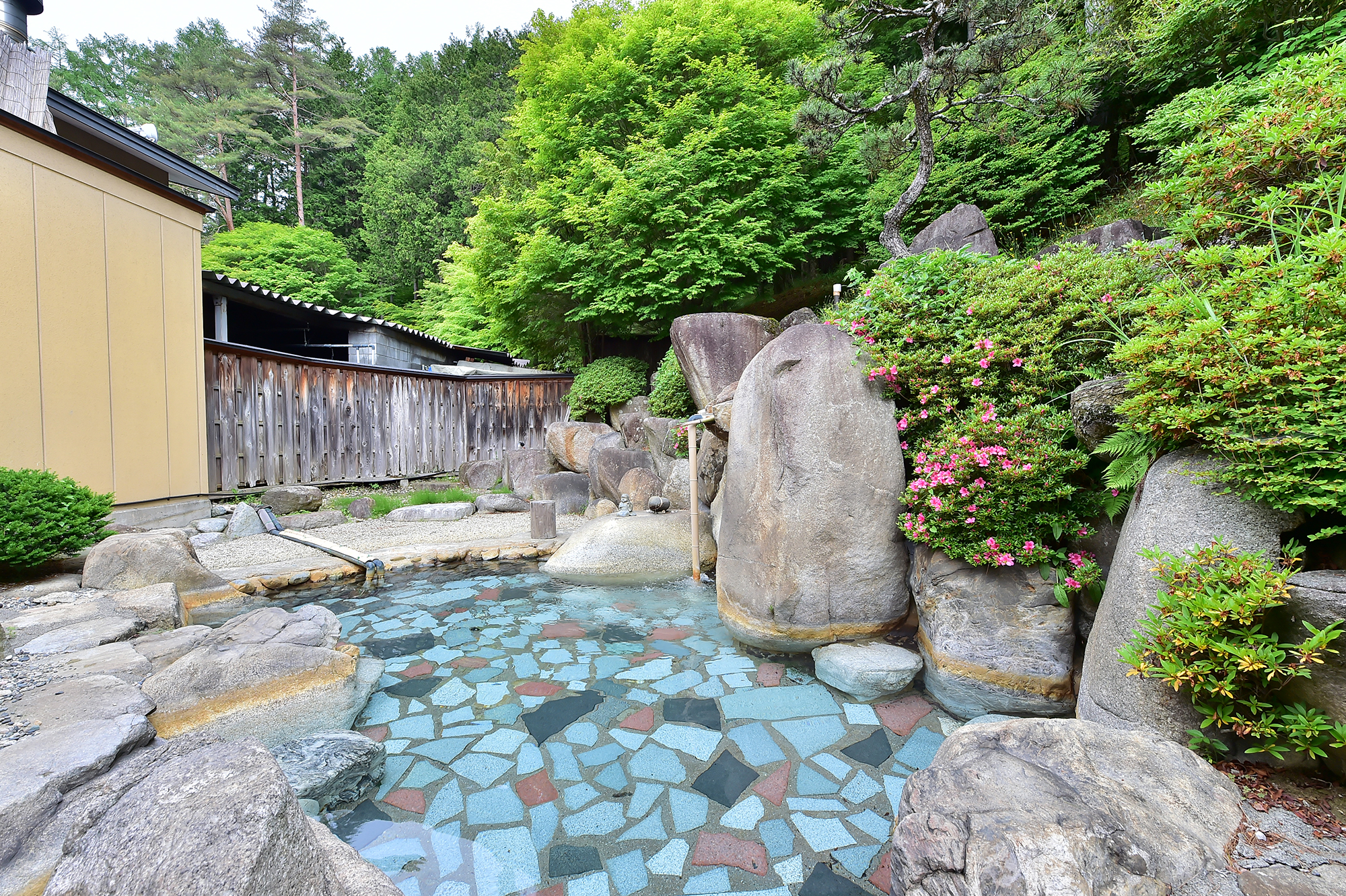 新緑に包まれた露天岩風呂